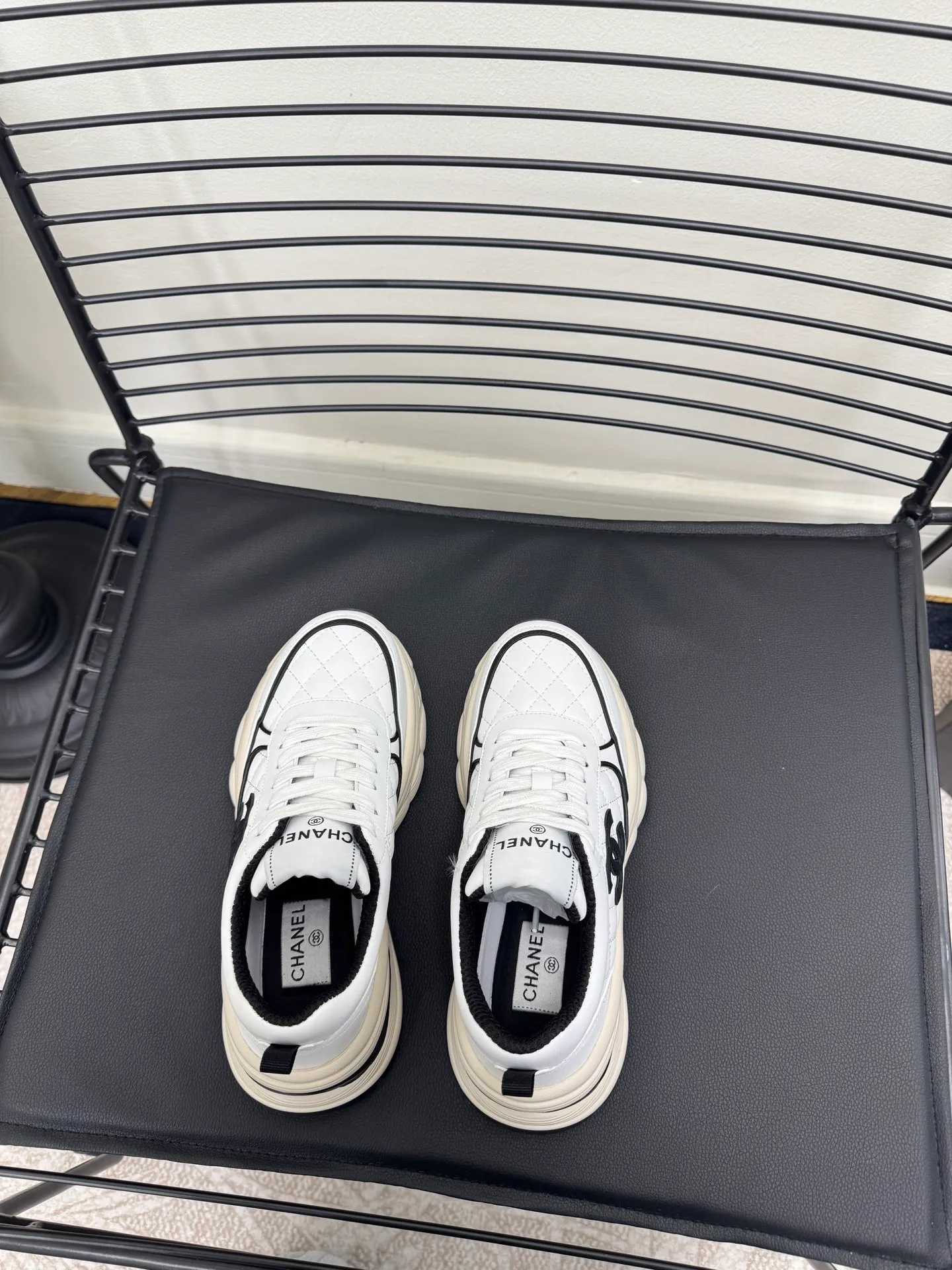 Men's men's shoes P660! Size: 35-41 Chanel 25C new Chanel sports and casual shoes. Versatile white shoes. You can’t go wrong with the styles. The contrasting colors are full of vitality. The logo embossed on the side is very delicate on the feet. The upper is made of original customized materials. The original outsole.